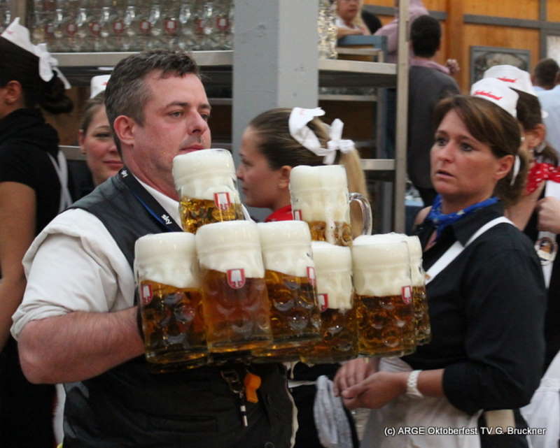 Großer Durst will gelöscht sein: Bedienung mit Bier. (Foto: Gerd Bruckner)