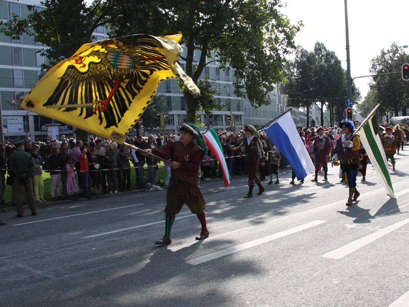 Trachten- und Schützenzug 2012 (Foto: Nina Eichinger)