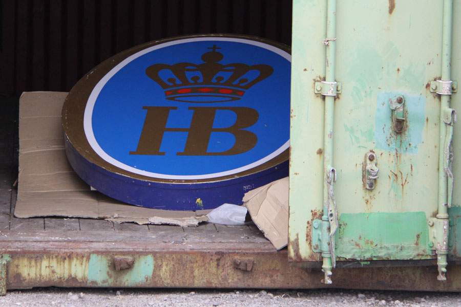 Noch liegt das Hofbräu-Logo mit der Krone noch im Container und wartet auf seinen Einsatz. (Foto: Nina Eichinger)