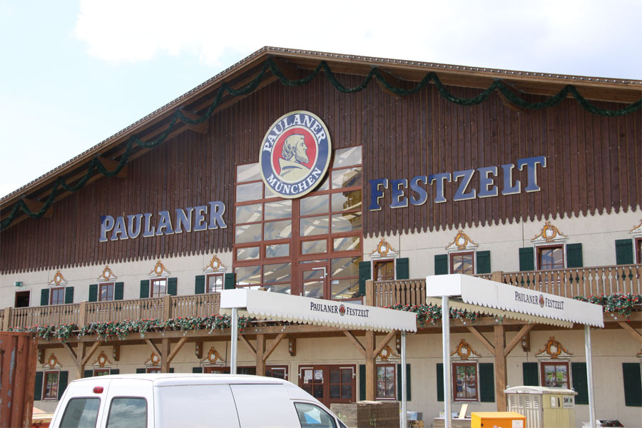 Das Paulaner-Festzelt und der Biergarten davor. (Foto: Nina Eichinger)