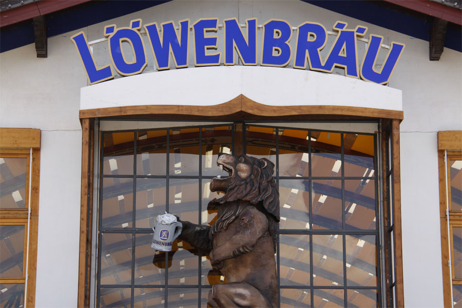 Sonst hört man ihn nur zuweilen am Stiglmayrplatz: Der Löwenbräu-Löwe brüllt den Namen der Brauerei über die Theresienwiese. (Foto: Nina Eichinger)