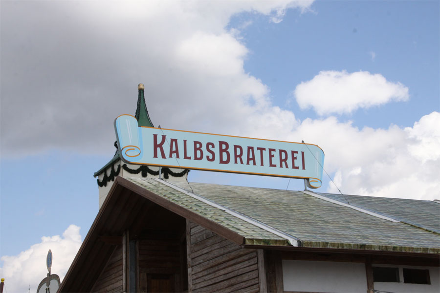 Kleiner Nachbar der großen Augustiner-Festhalle: die Kalbbraterei. (Foto: Nina Eichinger)