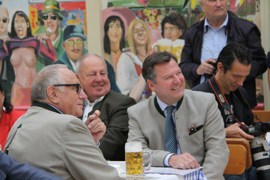 Josef Schmid, Helmut Schmid und Toni Roiderer lauschen den Ausführungen von Andreas Giebel. (Foto: Nina Eichinger)