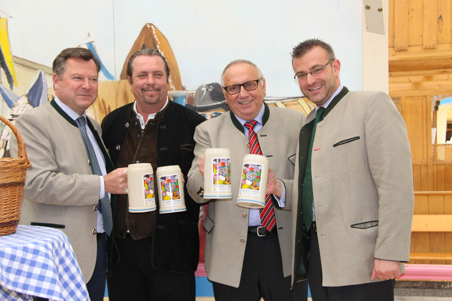 josef Schmid, Andreas Giebel, Toni Roiderer und Georg Schlagbauer (v.l.n.r) mit dem Wiesn-Krug 2014. (Foto: Nina Eichinger)