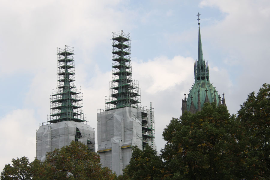 Baustelle auch am Rande der Wiesn: Die Paulskirche ist derzeit zur Sanierung der Fassade teilweise eingerüstet. (Foto: Nina Eichinger)