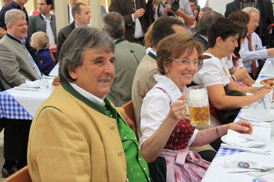 Neben Vertretern der Brauereien und der Stadt kamen auch einige der Wiesnwirte zur Vorstellung des Krugs 2015. Hier Peter Pongratz, der mit dem Winzerer Fähndl seit 2003 das größte Wiesn-Zelt leitet. (Foto: Nina Eichinger)
