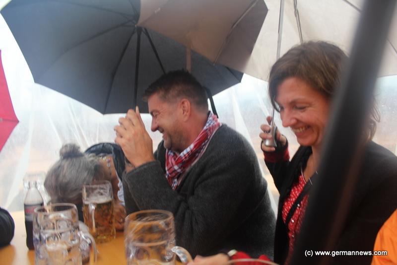 Wiesnfreunde im Regen (Foto: Gerd Bruckner)