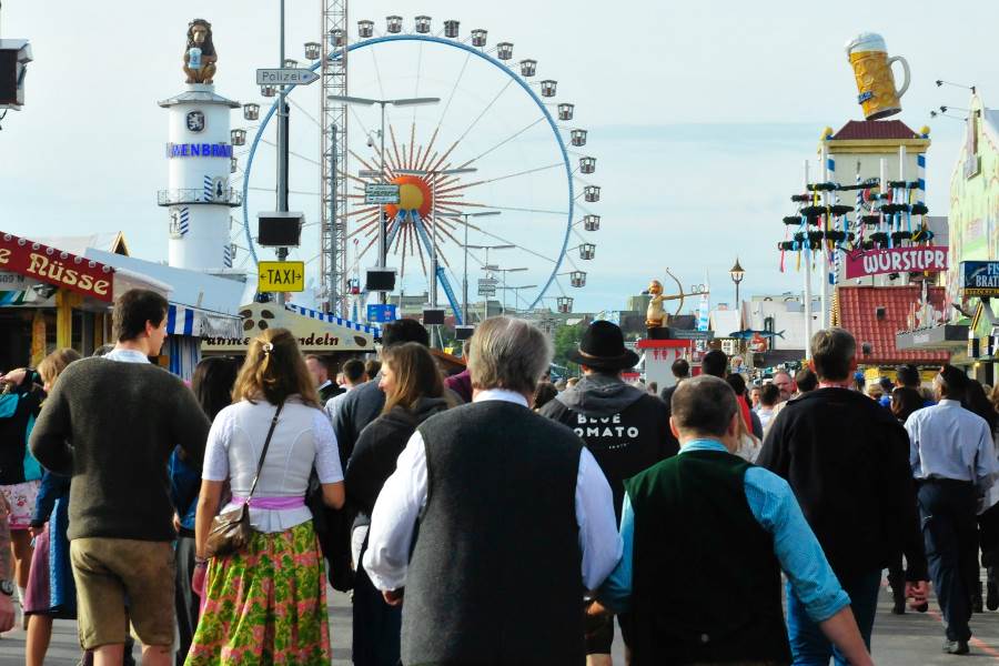 Gleich zu Beginn um 9 Uhr stürmen die Menschen auf die Wiesn (Foto: Robert Auerbacher) Gleich zu Beginn um 9 Uhr stürmen die Menschen auf die Wiesn (Foto: Robert Auerbacher)