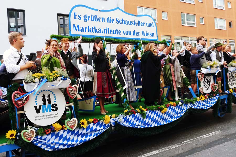Wissenschaftsministerin Prof. Dr. MarionKiechle auf dem Wagen der Marktkauf-leute (Foto: Nina Eichinger)