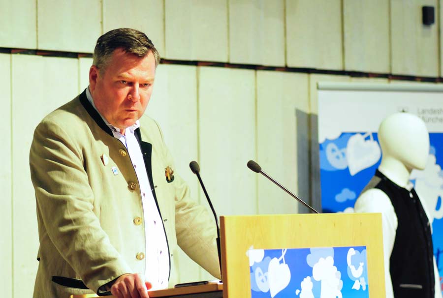 Fahrgeschäfte und andere Neuheiten trägt der zweite Bürgermeister Josef Schmid vor. (Foto: Robert Auerbacher)