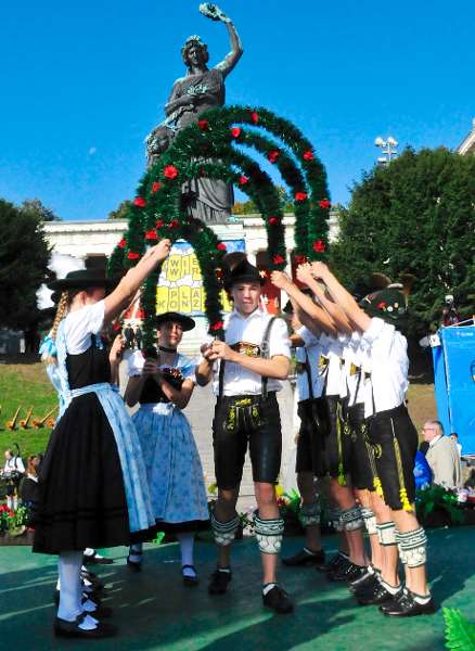 Standkonzert 2018: Jugendtanzgruppe Chiemgauer München (Foto: Robert Auerbacher) Standkonzert 2018: Jugendtanzgruppe Chiemgauer München (Foto: Robert Auerbacher)