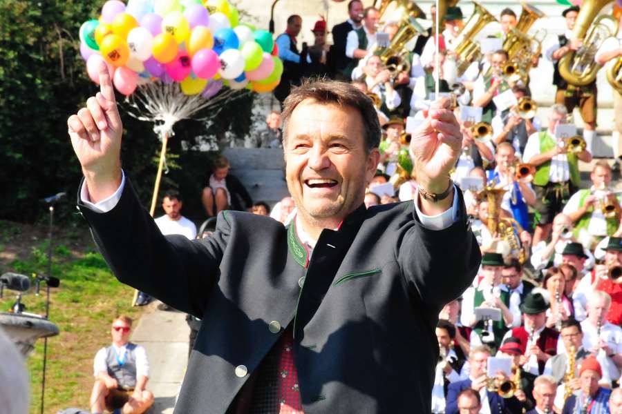 Standkonzert 2018: Beim Laridah-Marsch durfte Kreisverwaltungsreferent Dr. Thomas Behle den Taktstock führen. (Foto: Robert Auerbacher) Standkonzert 2018: Beim Laridah-Marsch durfte Kreisverwaltungsreferent Dr. Thomas Behle den Taktstock führen. (Foto: Robert Auerbacher)