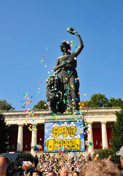 Standkonzert 2018: Traditionell endet das Standkonzert unter der Bavaria mit der Bayernhymne. Währenddessen steigen rund um die Bavaria bunte Luftballons in den Himmel. (Foto: Robert Auerbacher) Standkonzert 2018: Traditionell endet das Standkonzert unter der Bavaria mit der Bayernhymne. Währenddessen steigen rund um die Bavaria bunte Luftballons in den Himmel. (Foto: Robert Auerbacher)