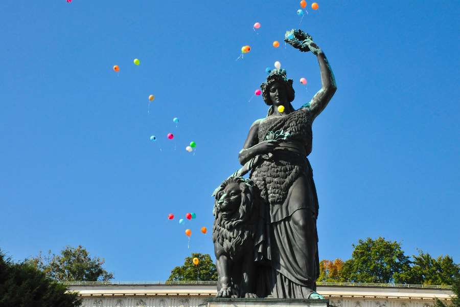 Standkonzert 2018: Traditionell endet das Standkonzert unter der Bavaria mit der Bayernhymne. Währenddessen steigen rund um die Bavaria bunte Luftballons in den Himmel. (Foto: Robert Auerbacher)