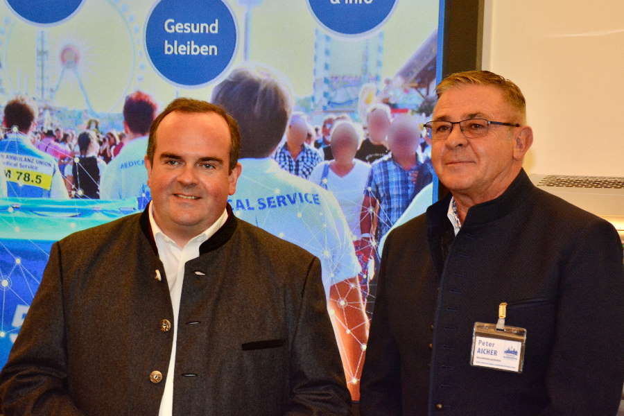 Clemens Baumgärtner, Referent für Arbeit und Wirtschaft der Landeshauptstadt München, und Peter Aicher, Gründer und Geschäftsführer der Aicher Ambulanz. (Foto: Robert Auerbacher)