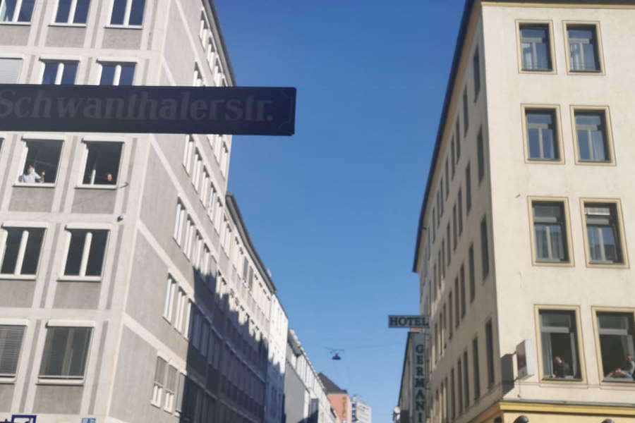 Erste Schaulustige machen sich in den Fenstern der Schwanthalerstraße bereit (Foto: Frederic Eichinger) Erste Schaulustige machen sich in den Fenstern der Schwanthalerstraße bereit (Foto: Frederic Eichinger)