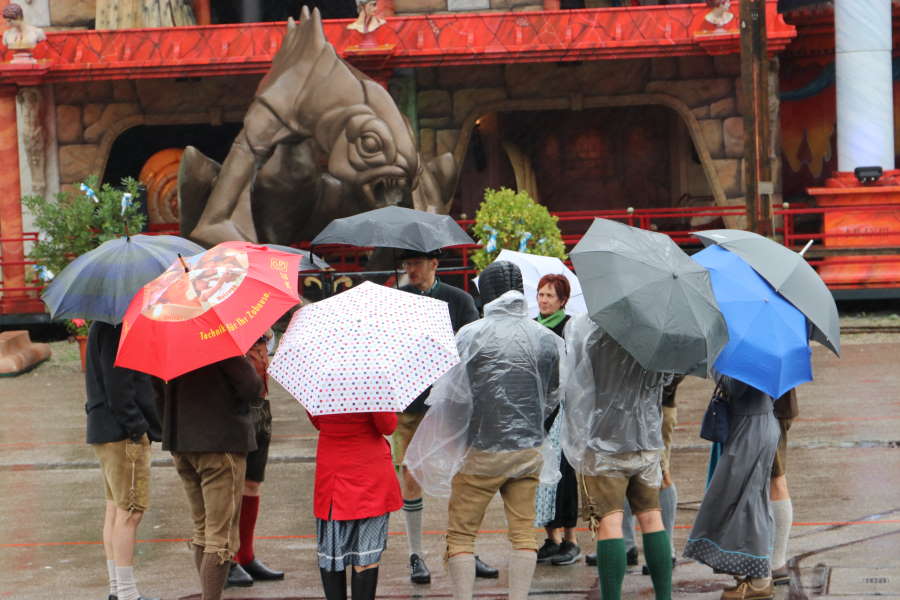 Schlechtes Wetter nach dem Wiesn-Auftakt (Foto: Nina Eichinger) Schlechtes Wetter nach dem Wiesn-Auftakt (Foto: Nina Eichinger)