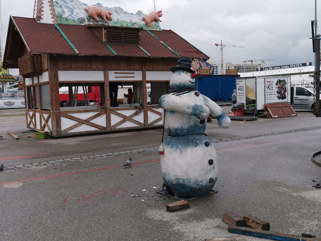Der Schneemann von der Zugspitzbahn sieht etwas mitgenommen aus und das liegt nicht am Klimawandel. Er ist nicht ganz sanft gelandet... (Foto: Nina Eichinger)
