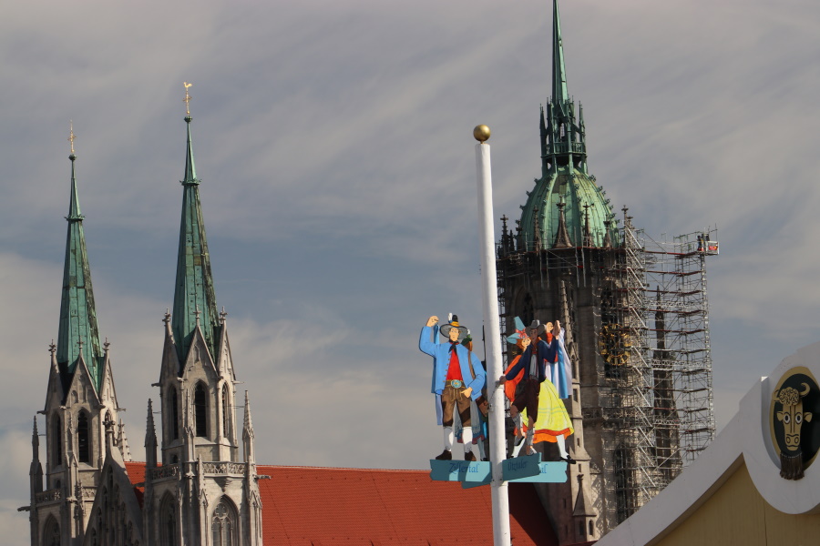 Noch ragt die Paulskirche mit ihren 97 Metern Höhe über alle Fahrgeschäfte hinaus in den Münchner Himmel. (Foto: Nina Eichinger)