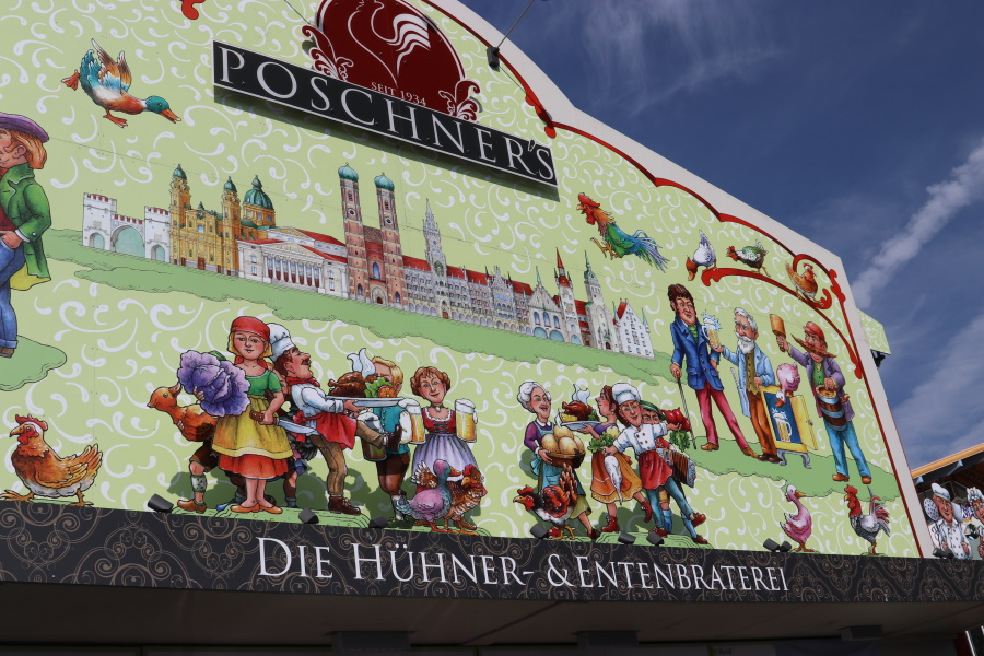 Liebevoll gestaltete Malereien auf der Fassade von Poschner's Hühner- und Entenbraterei. (Foto: Nina Eichinger)