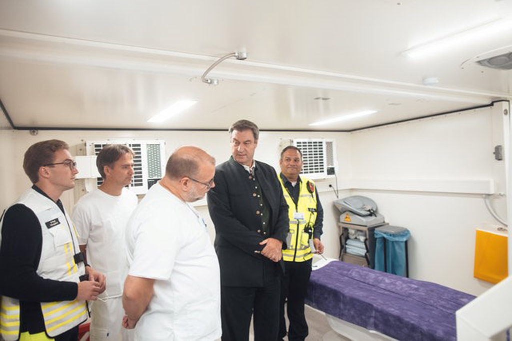 Ministerpräsident Markus Söderbesichtigt das mobile CT hinter dem Behördenhof(Foto: Aicher Ambulanz Union)