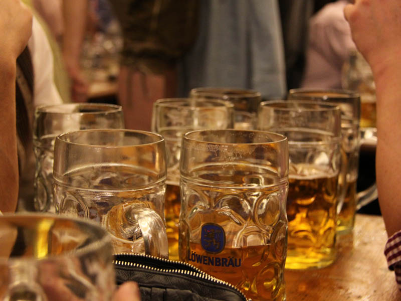 Bierkrüge am Biertisch (Foto: Nina Eichinger)