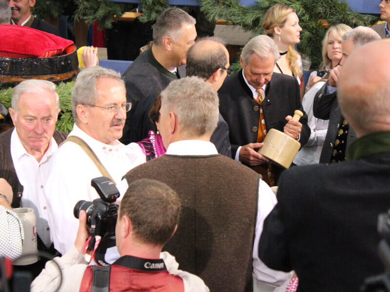 Der damalige OB Christian Ude nach dem Anstich im Gespräch mit Wiesnchef Dieter Reiter. (Foto: Gerd Bruckner) Der damalige OB Christian Ude nach dem Anstich im Gespräch mit Wiesnchef Dieter Reiter. (Foto: Gerd Bruckner)