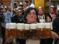 Bedienung mit Krügen.(Foto: Gerd Bruckner)