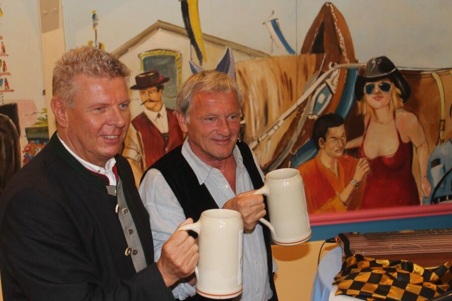 Dieter Reiter (links) und Josef Brustmann mit dem Wiesnkrug 2013. (Foto: Gerd Bruckner) Foto: (Foto: Gerd Bruckner)