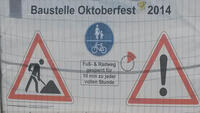Das Queren der Theresienwiese ist während des Wiesn-Aufbaus nur eingeschränkt möglich.(Foto: Martin-Roger Jones)