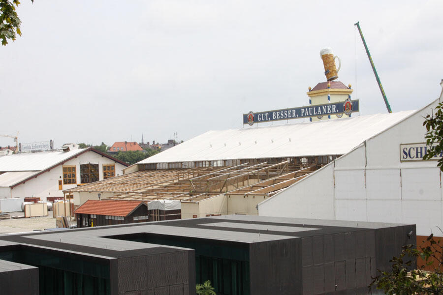 Im Vordergrund das Service-Center mit den Räumen für Festleitung, Polizei und Sanitätsdienste. Hier ist während der Wiesn zudem das Fundbüro untergebracht. (Foto: Nina Eichinger) Foto: (Foto: Nina Eichinger)