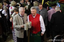 Oberbürgermeister Dieter Reiter und Ministerpräsident Horst Seehofer nach dem Anstich 2017 (Foto: Gerd Bruckner) Oberbürgermeister Dieter Reiter und Ministerpräsident Horst Seehofer nach dem Anstich 2017 (Foto: Gerd Bruckner)