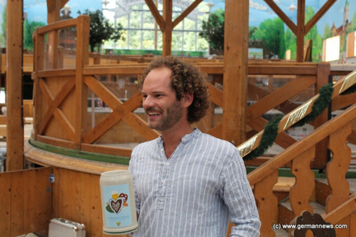Präsentation im Hackerzelt: Der neue Wiesn-Maßkrug 2017. (Foto: Gerd Bruckner)