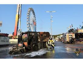Brand einer Kehrmaschine (Foto: Feuerwehr München) Brand einer Kehrmaschine (Foto: Feuerwehr München)