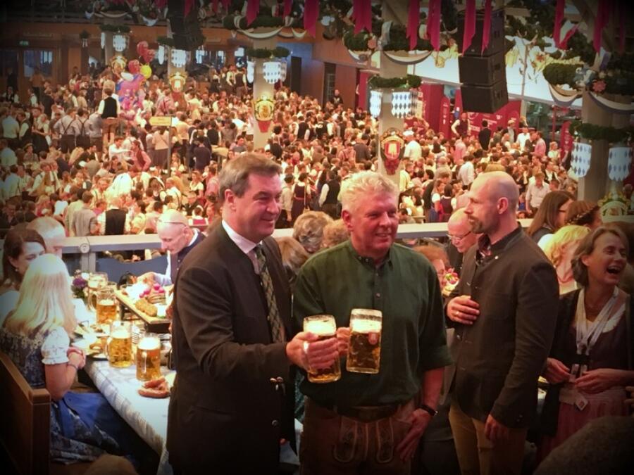 OB Reiter und Ministerpräsident Söder beim Anstoßen (Foto: Martin Richter)