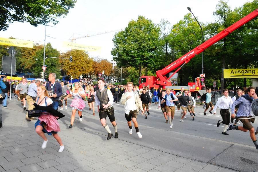 Endlich ist es soweit - die Theresienwiese ist geöffnet (Foto: Robert Auerbacher)
