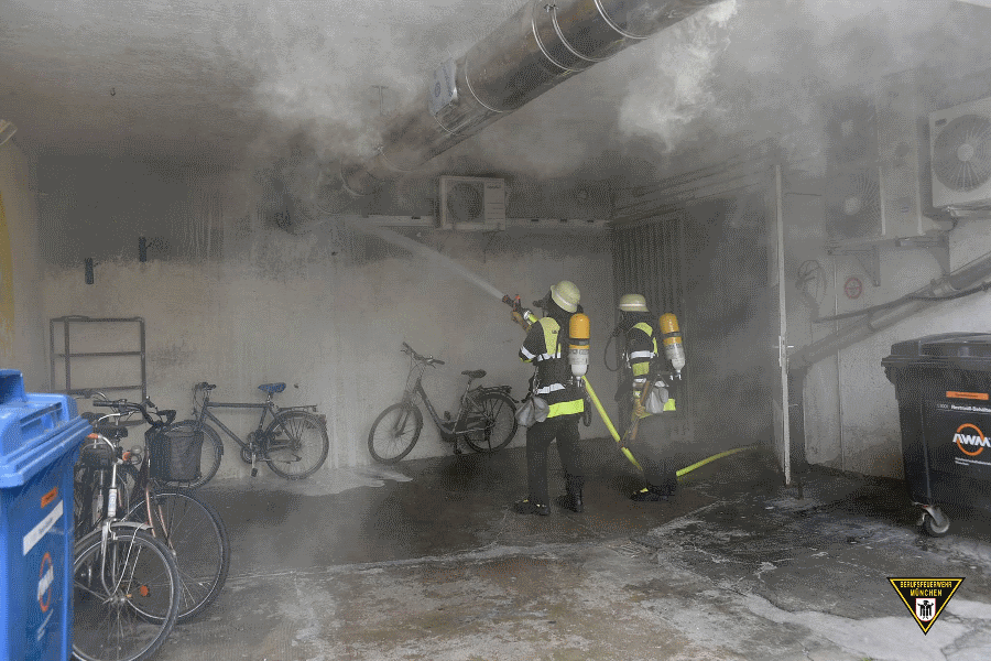 Große Rauchentwicklung nahe der Festwiese (Foto: Feuerwehr München/Facebook)
