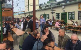 Schon lange bevor es Bier gibt, füllen sichdie Biergärten der Festzelte(Foto: Gerd Bruckner) Schon lange bevor es Bier gibt, füllen sichdie Biergärten der Festzelte(Foto: Gerd Bruckner)