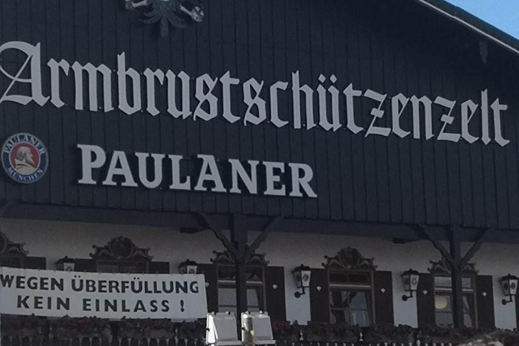 Mittags waren bereits alle Bierzelte geschlossen (Foto: Frederic Eichinger)