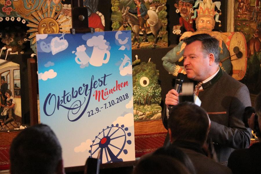 Bürgermeister Josef Schmid mit dem Wiesnplakatmotiv für 2018 (Foto: Nina Eichinger)