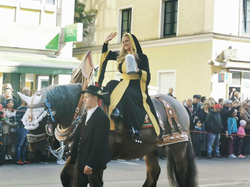 Mit dem Münchener Kindl beginnt der Wirteeinzug (Foto: Frederic Eichinger)