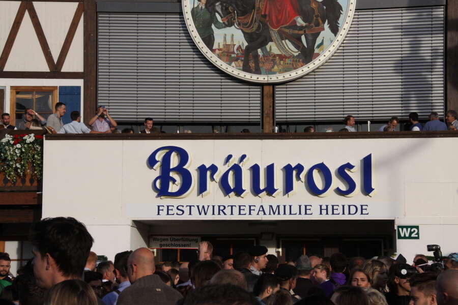 Eingang des Bräurosl-Zelts (Foto: Frederic Eichinger)