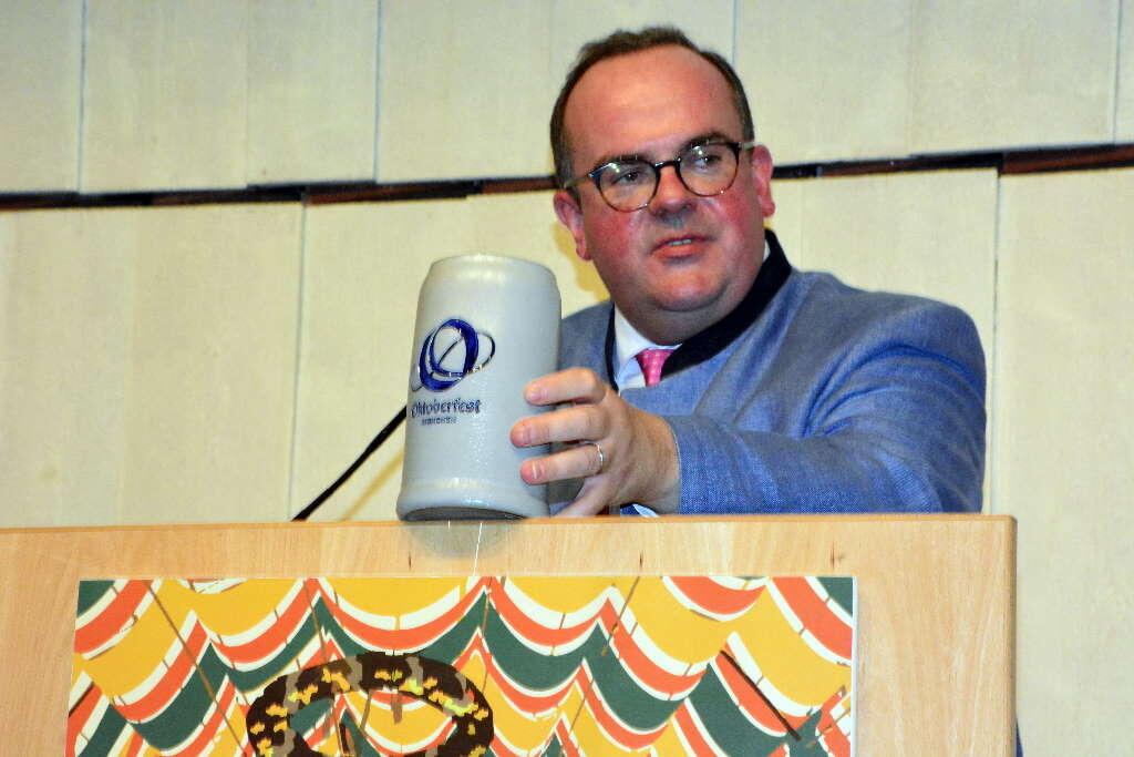 Wiesn-Chef Clemens Baumgärtner mit Maßkrug mit neuem Logo (Foto: Robert Auerbacher) Wiesn-Chef Clemens Baumgärtner mit Maßkrug mit neuem Logo (Foto: Robert Auerbacher)