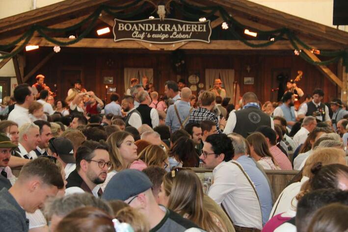 Lustig ist's in der Boandlkramerei am vorletzten Wiesntag (Foto: Martin-Roger Jones) Foto: (Foto: Martin-Roger Jones)