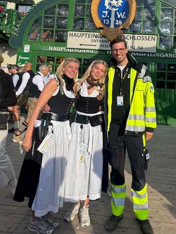 Erfolgreiche Laienreanimation durch das kellnernde Geschwisterpaar Daria und Frieda (Foto: Aicher Ambulanz Union)