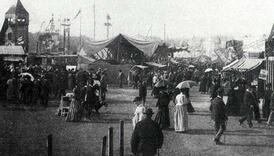 Flanieren auf der Festwiese, 1897 (Foto: Stadtmuseum München)