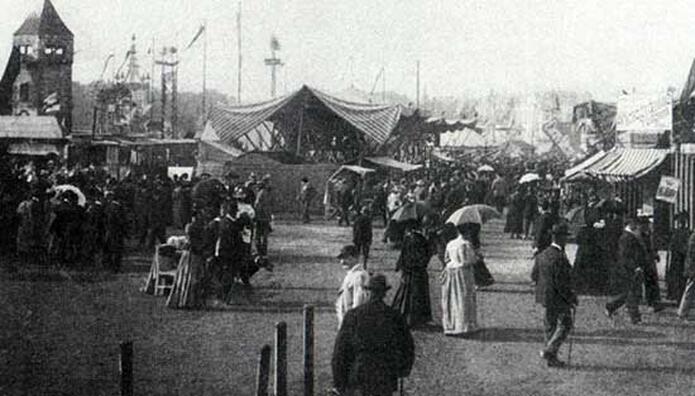 Flanieren auf der Festwiese, 1897 (Foto: Stadtmuseum München) Flanieren auf der Festwiese, 1897 (Foto: Stadtmuseum München)